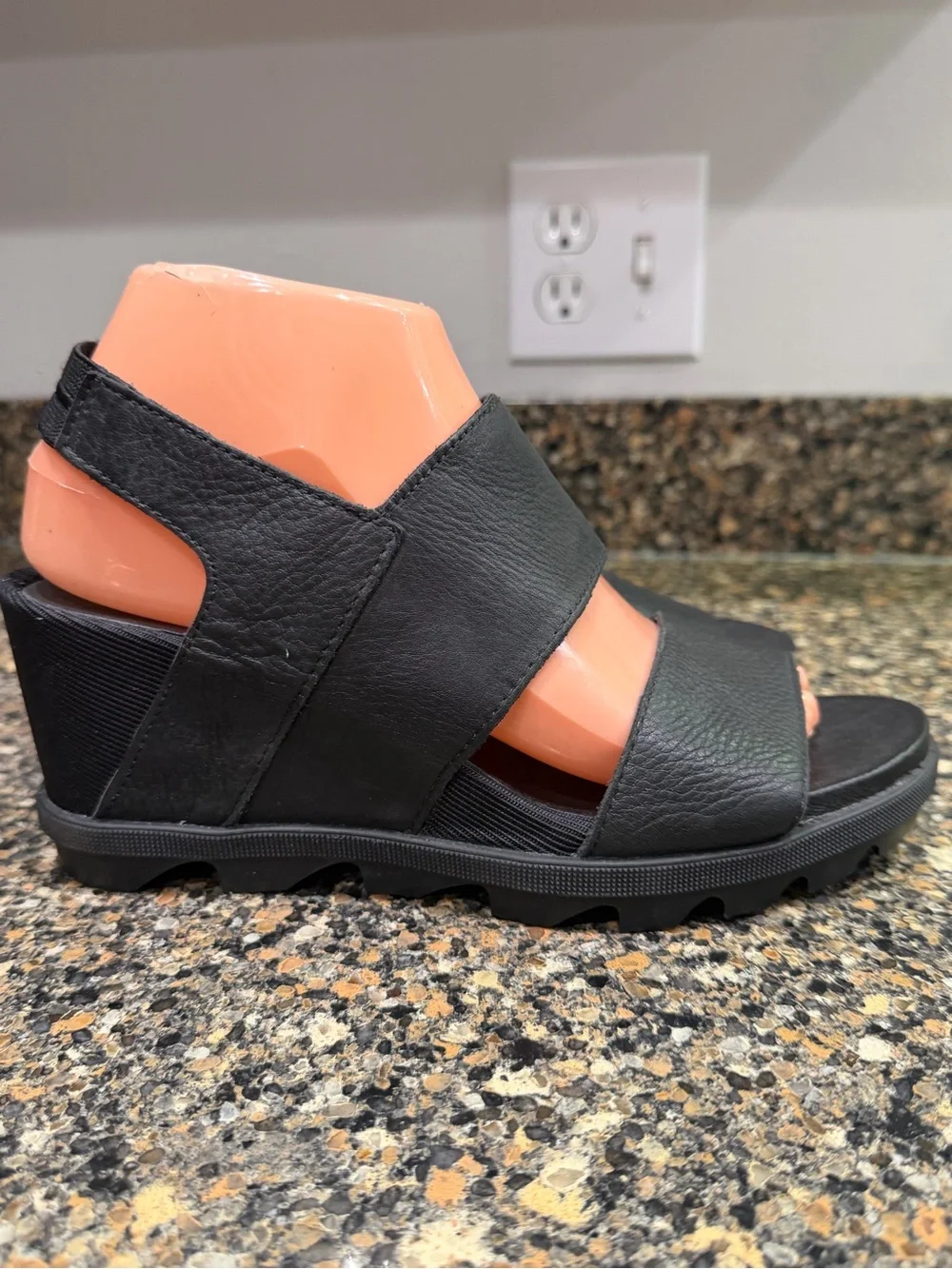 Women's sorel joanie Black Leather Wedge Sandal 8.5